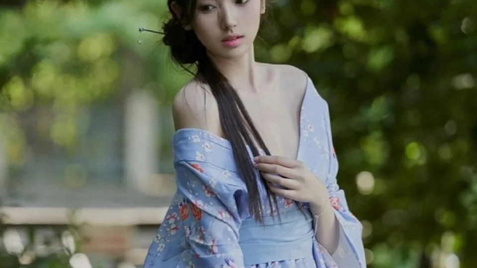 五一吃瓜网页登录入口、女大校花每日投稿大赛、AI视频剪辑：转场与字幕视频观察｜r星必出精品播放预览封面